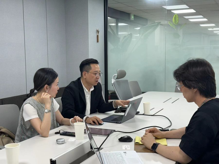 QLO KOREA 본사 운영팀의 약국 입점 전략 회의 모습